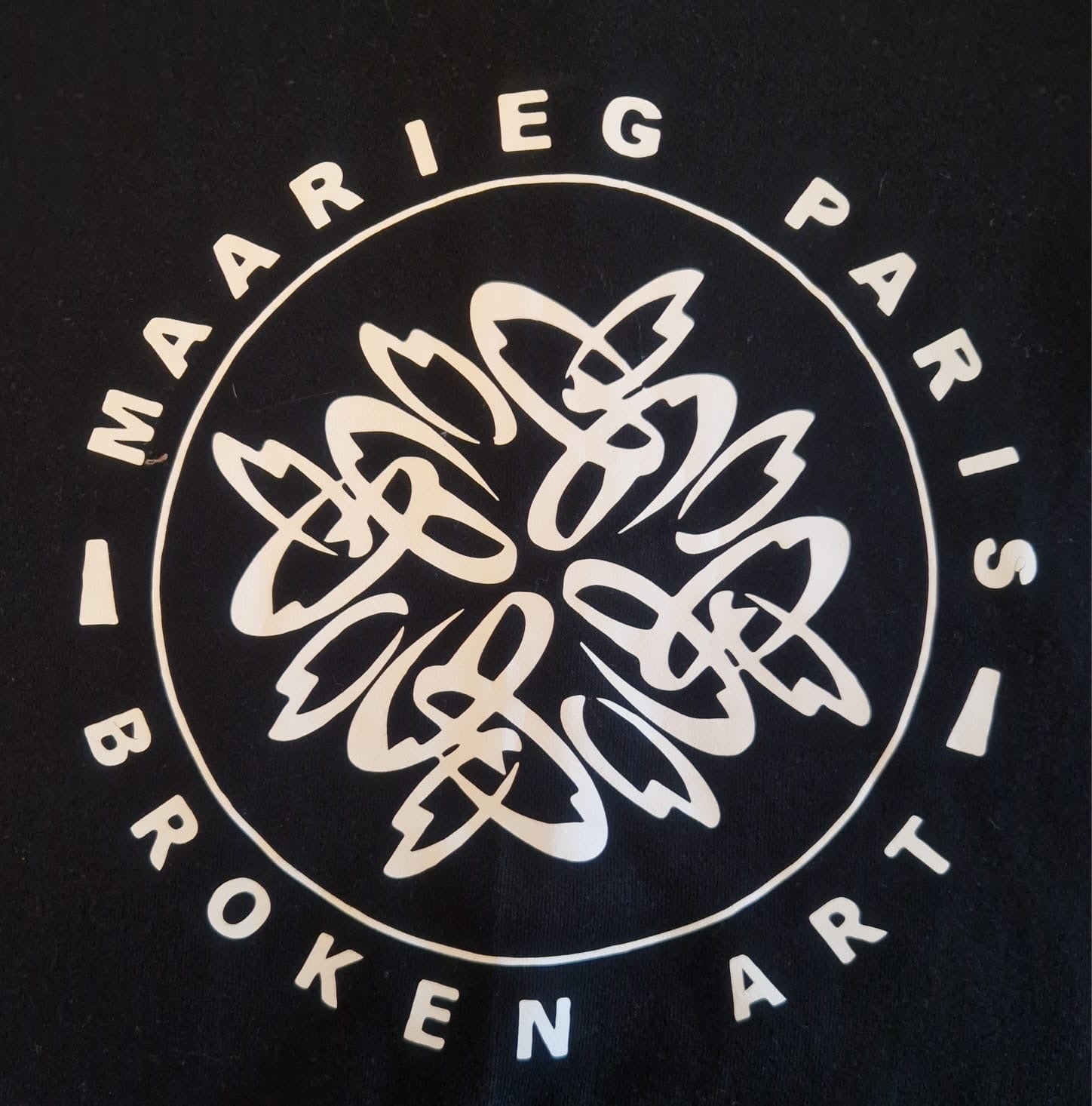 Sweat léger MaarieG Paris "Broken art " au dos